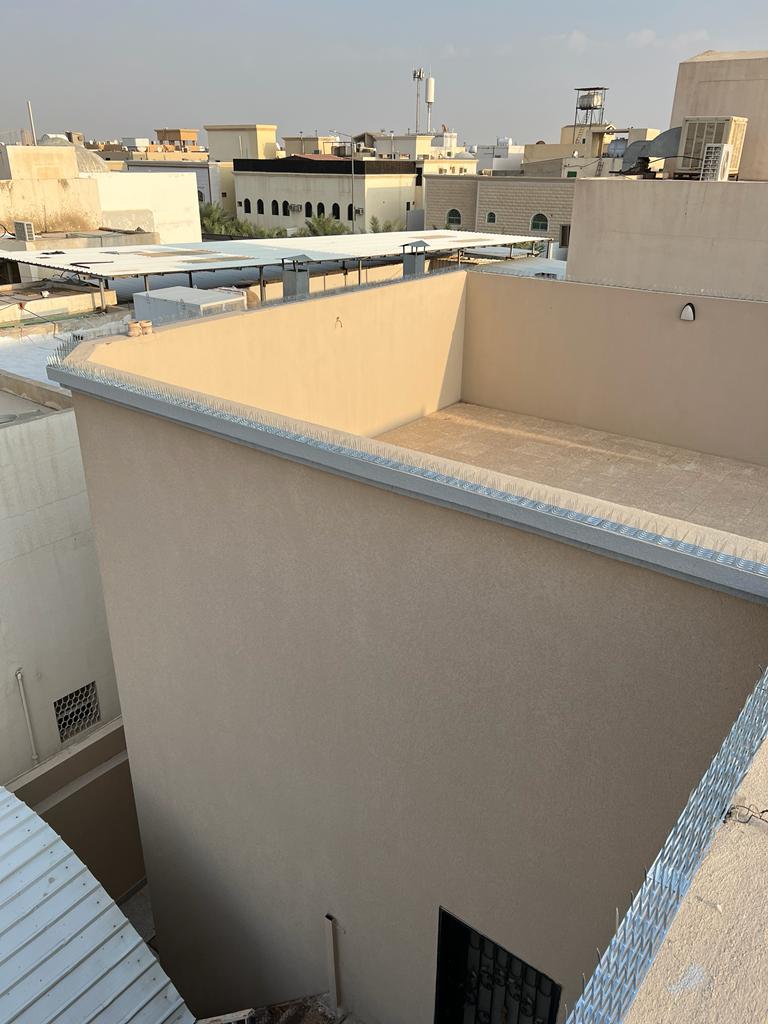 أشواك منع وقوف الحمام على سطح المبنى